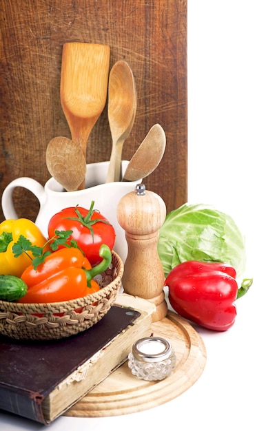 Zestaw warzyw i przyborów kuchennych