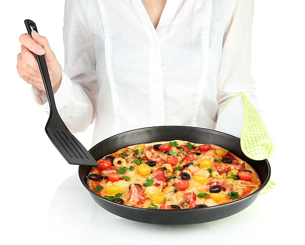 Gotująca osoba trzymająca patelnię